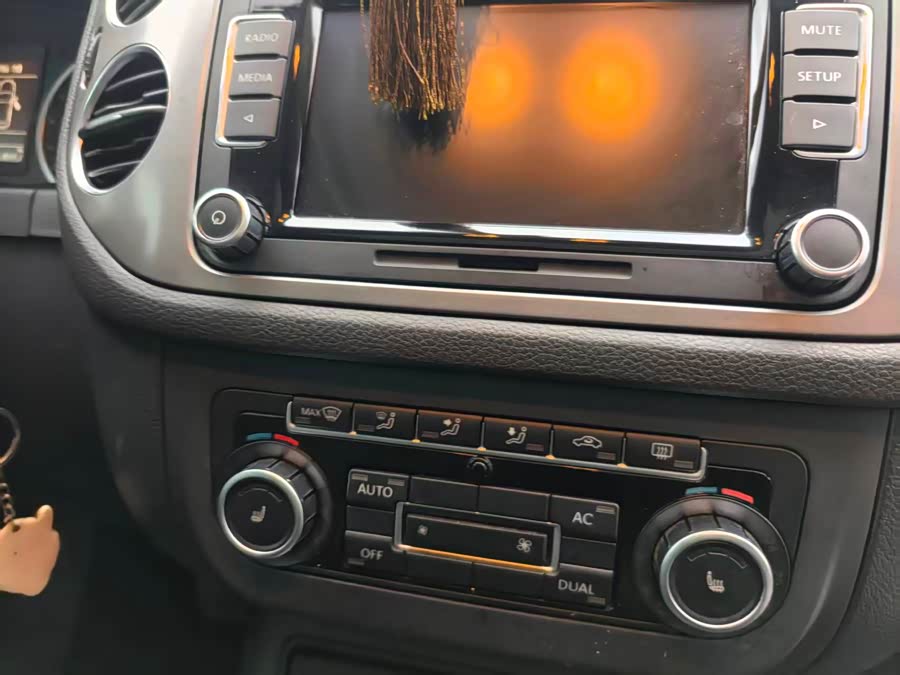 Volkswagen Tiguan 2011 car image #28