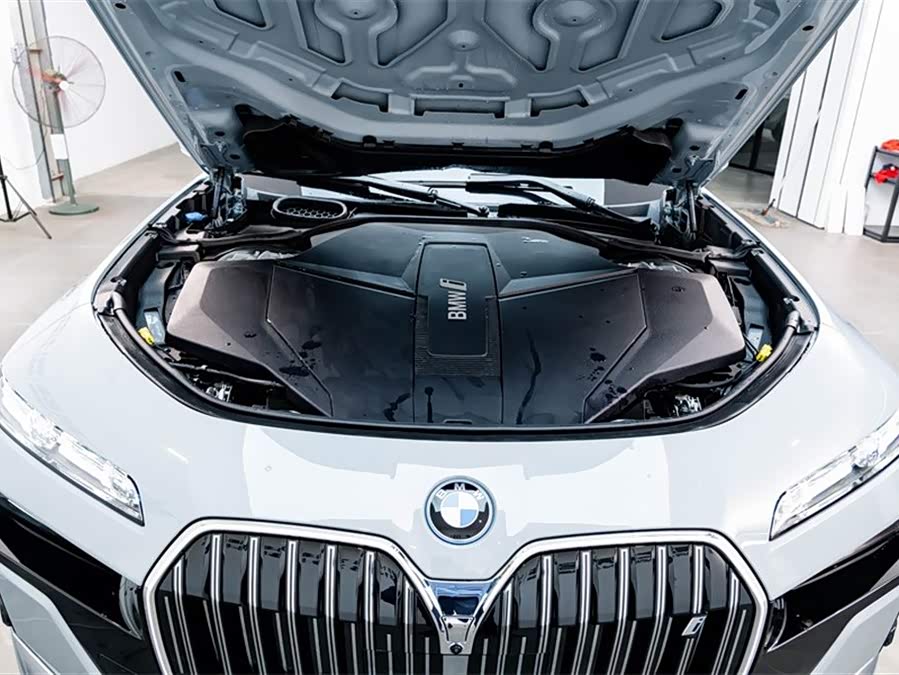 BMW i7 2025 car image #28