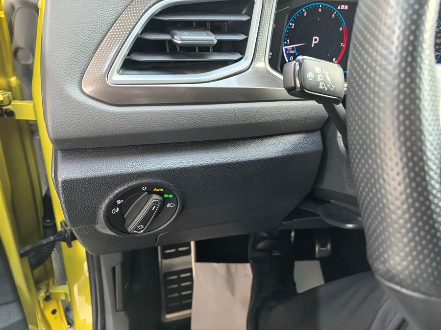 Volkswagen T-Roc 2023 car image #28