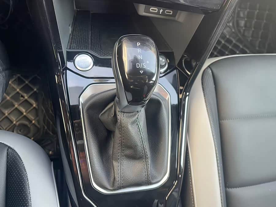 Volkswagen T-Roc 2023 car image #28