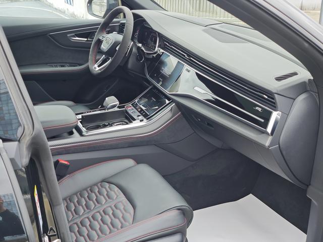 Audi RS Q8 car image #28