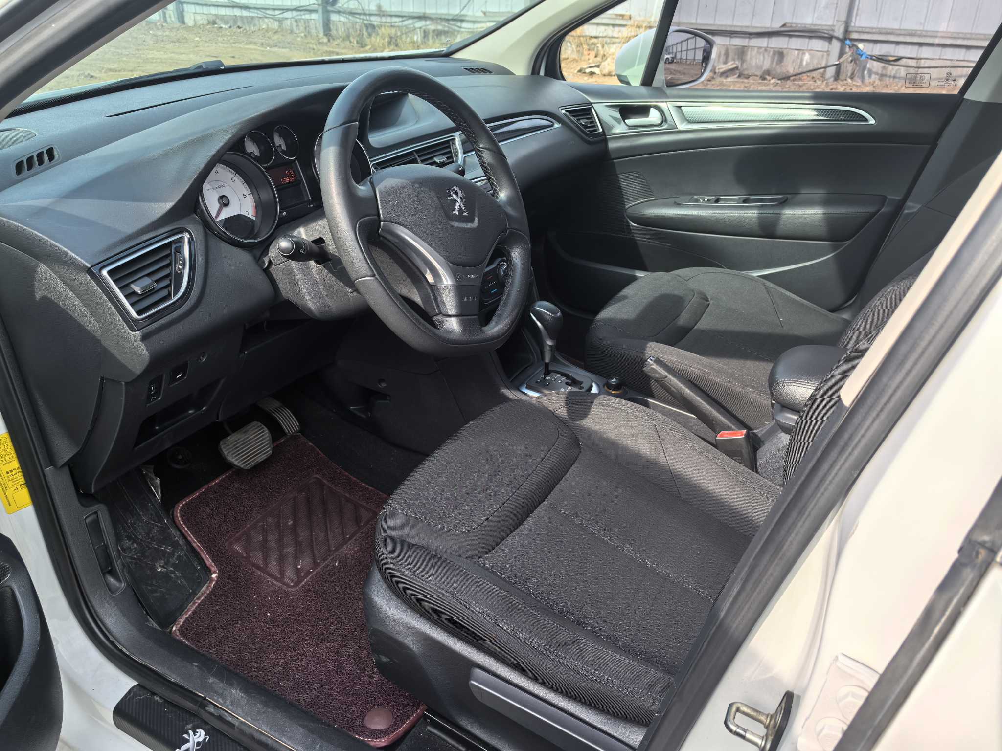 Peugeot 308 2015 car image #28