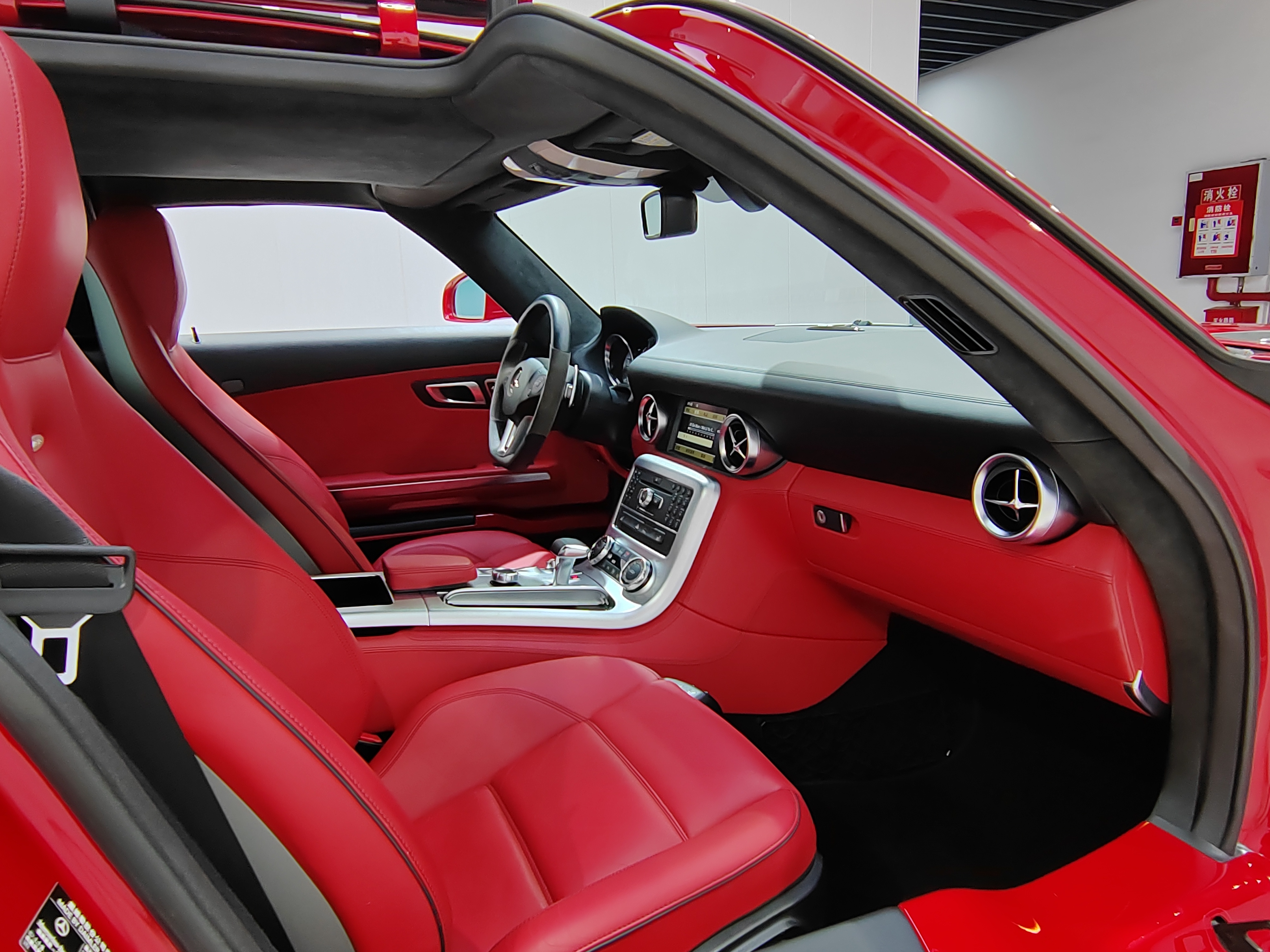 Mercedes-Benz SLS AMG 2012 изображение автомобиля #28