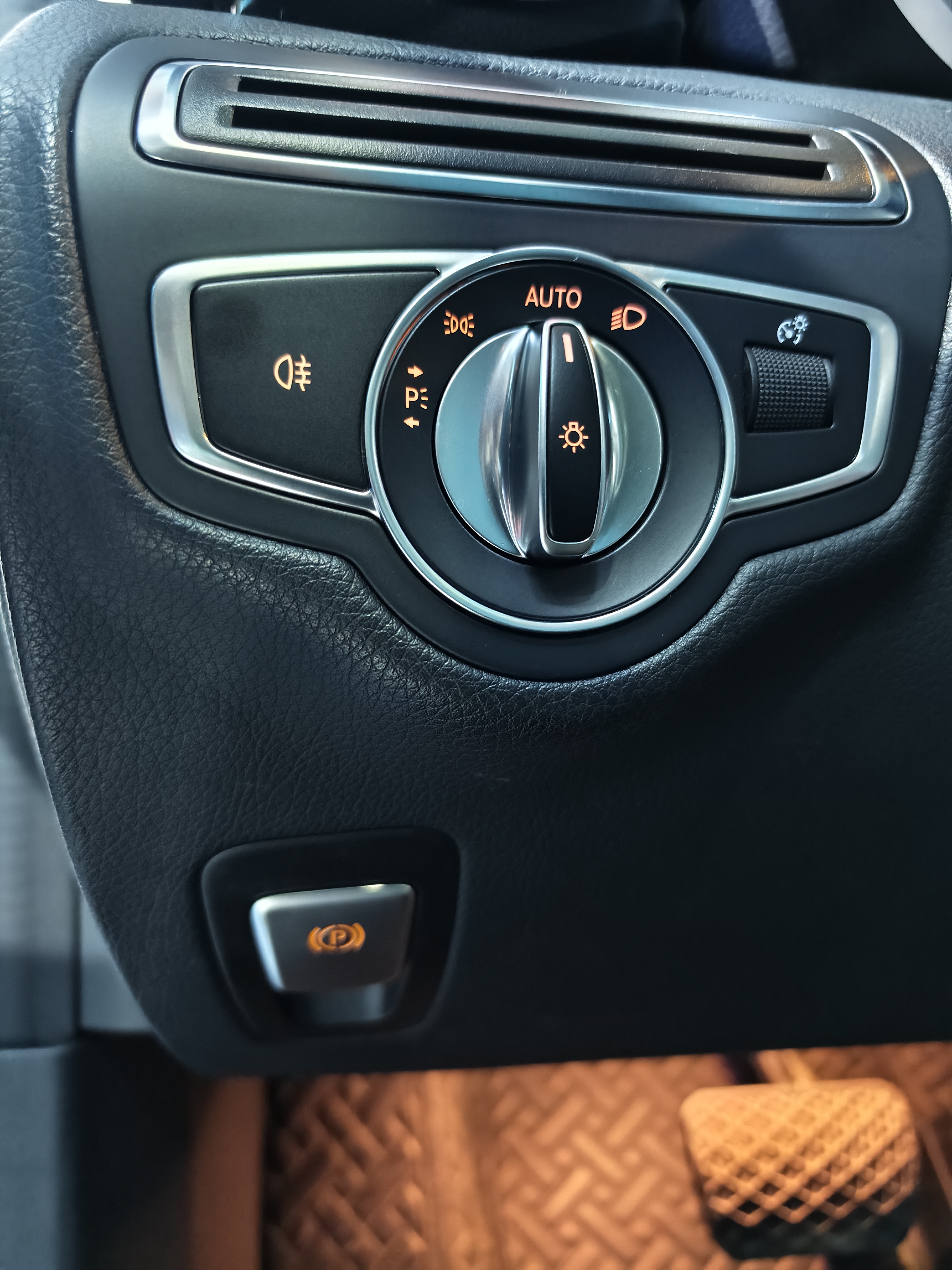 Mercedes-Benz C Class 2022 car image #28