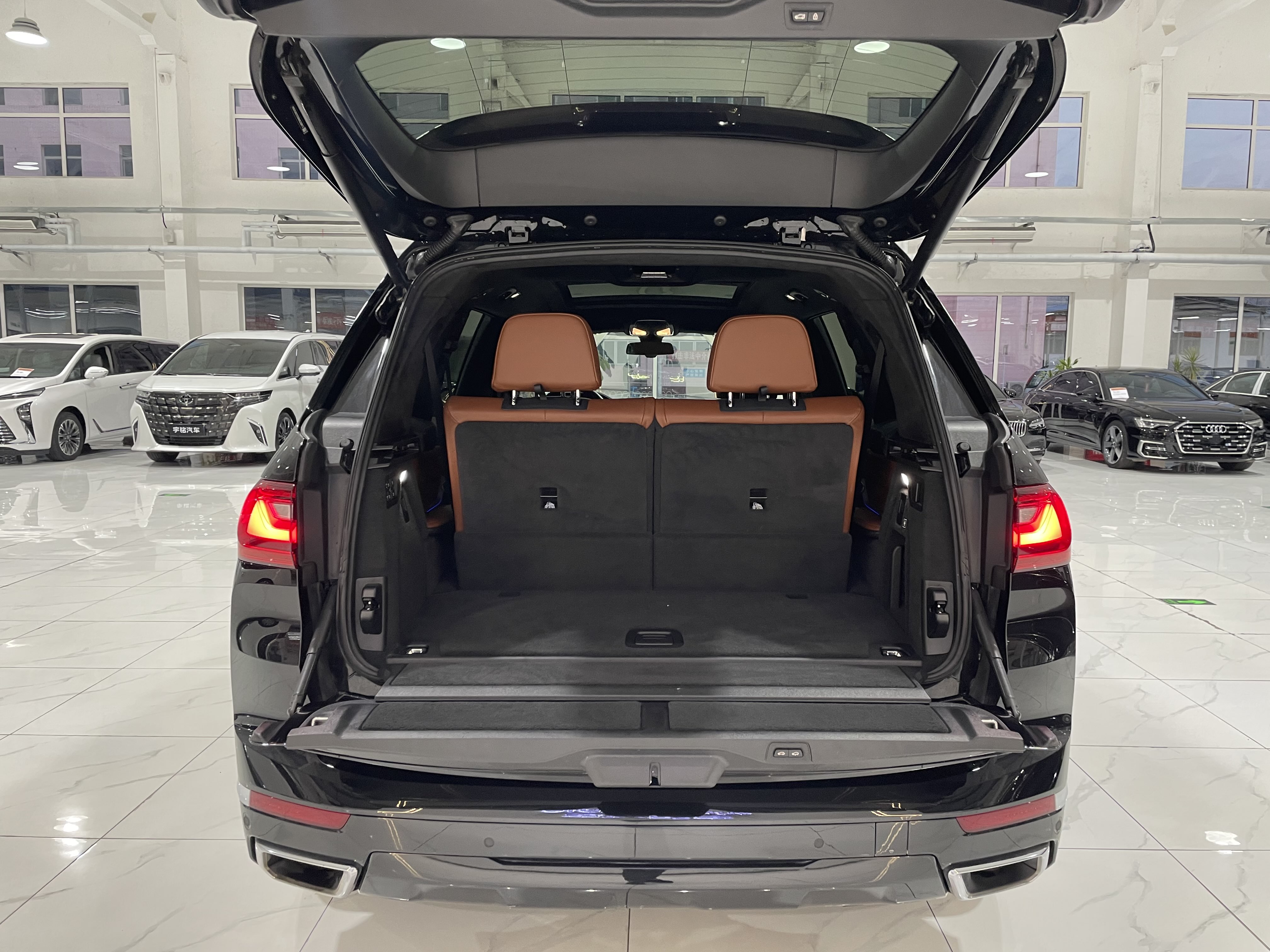 BMW X7 M60i 2021 car image #28