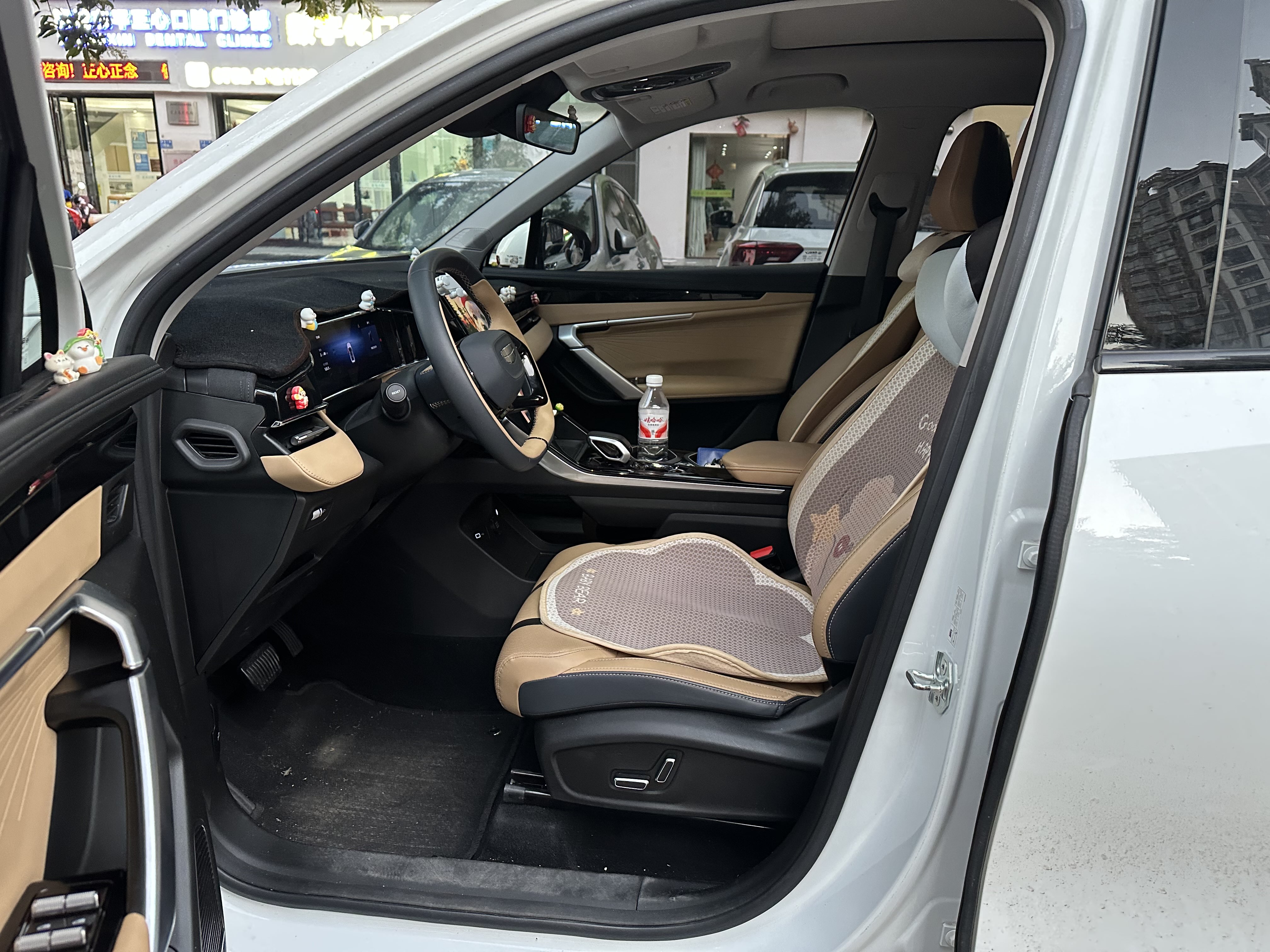 GEELY Boyue L 2024 car image #28