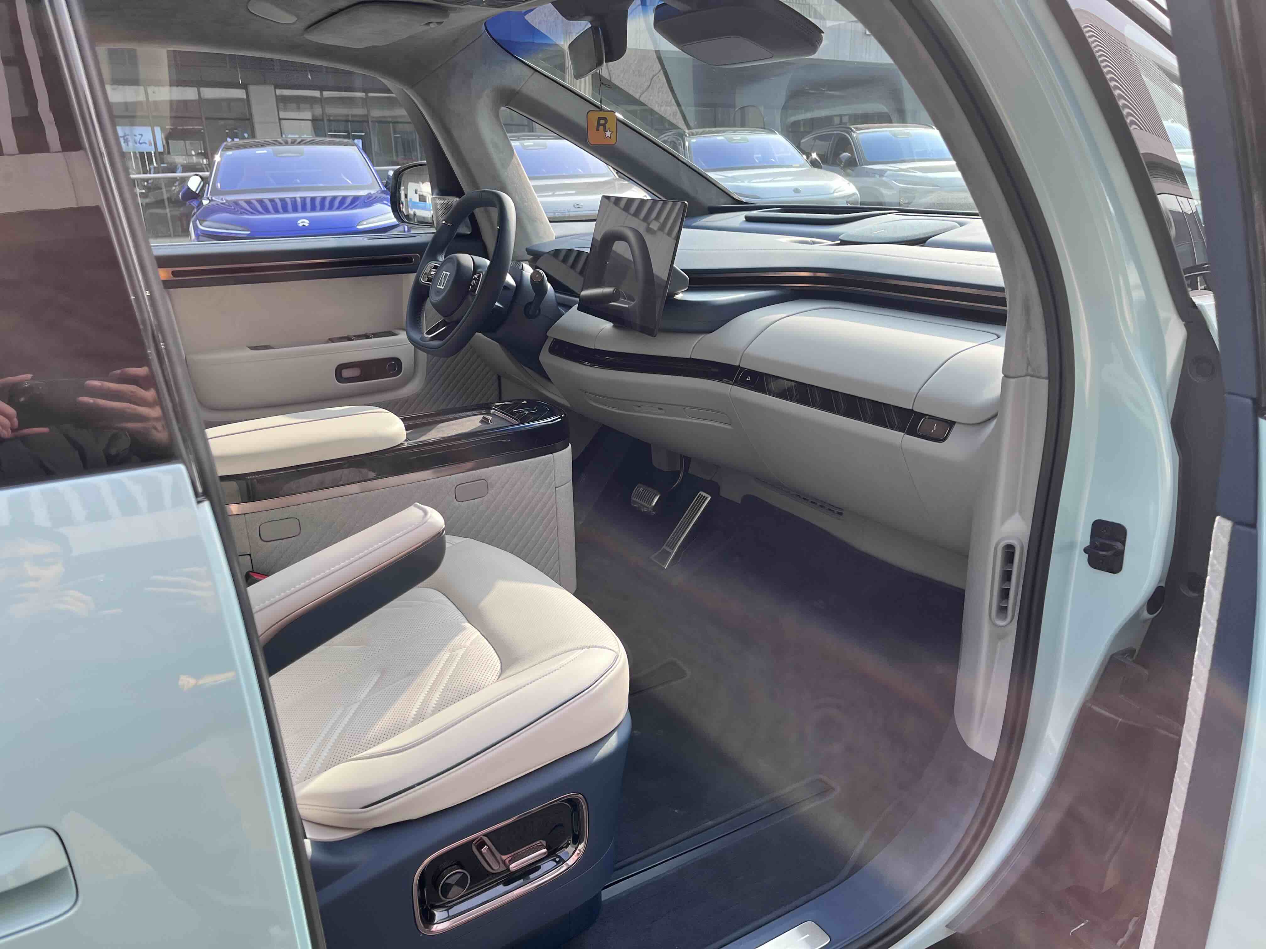 极氪 极氪MIX 2024 汽车图片 #28