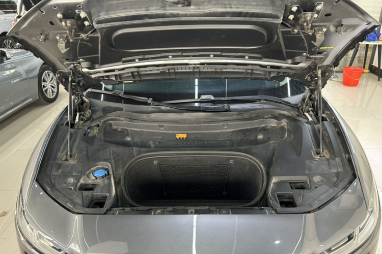 2019 car image #28