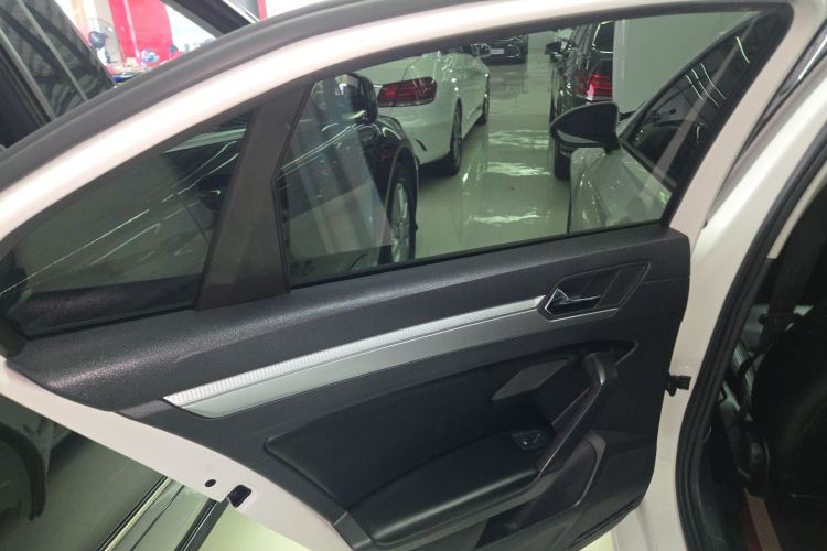 Volkswagen Lamando 2018 immagine di auto #28