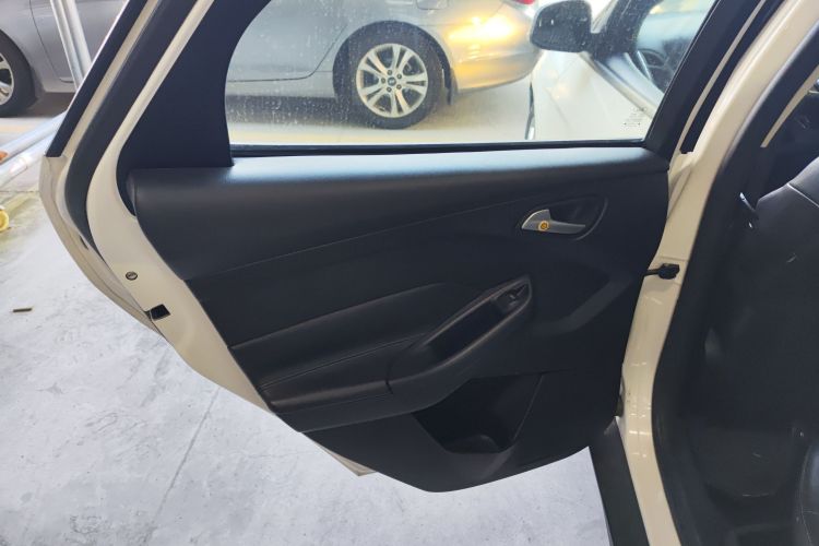 Ford Focus (Imported) 2014 car image #28