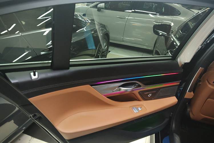 BMW M760Le 2019 car image #28