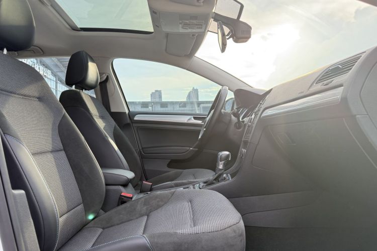 Volkswagen Golf Pure Electric 2020 car image #28