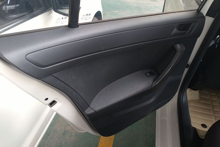 Skoda Rapid 2017 car image #28