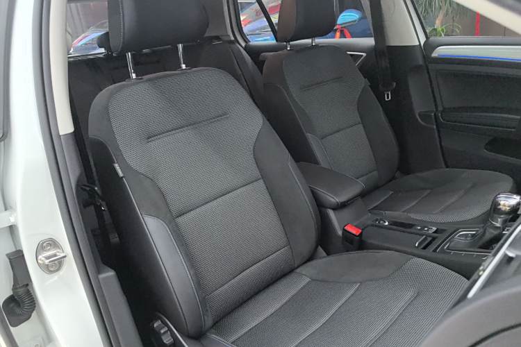 Volkswagen Golf Pure Electric 2021 car image #28