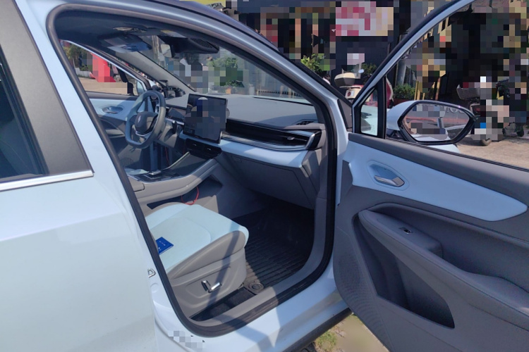 Livan 7 2024 car image #28