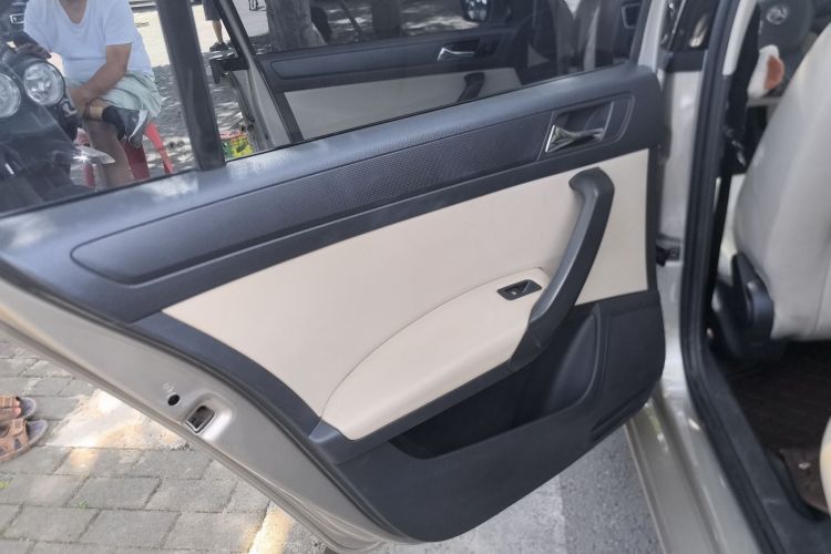 Skoda Rapid 2017 car image #28