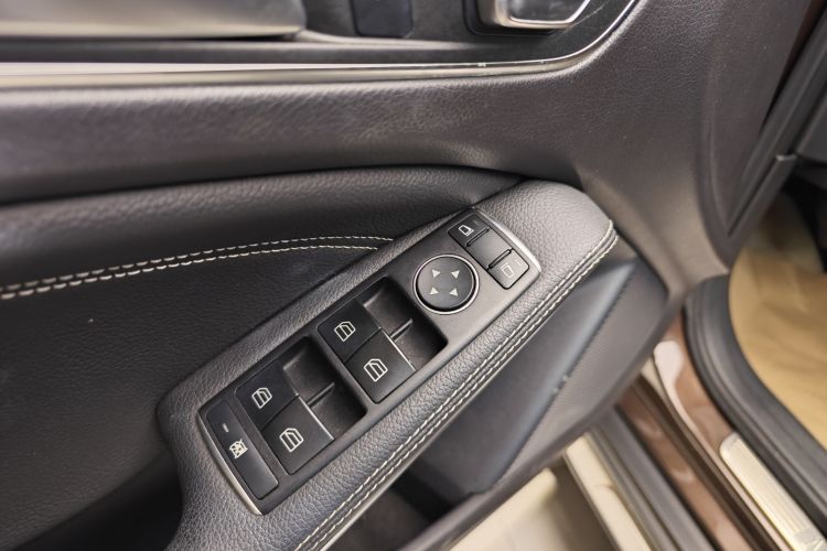 Mercedes-Benz GLA Class 2018 immagine di auto #28