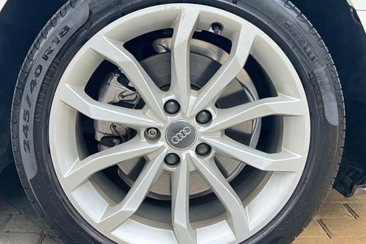 Audi A4 2019 car image #28