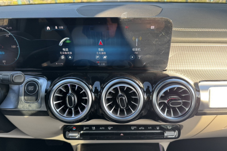 Mercedes-Benz EQB Class 2023 immagine di auto #28