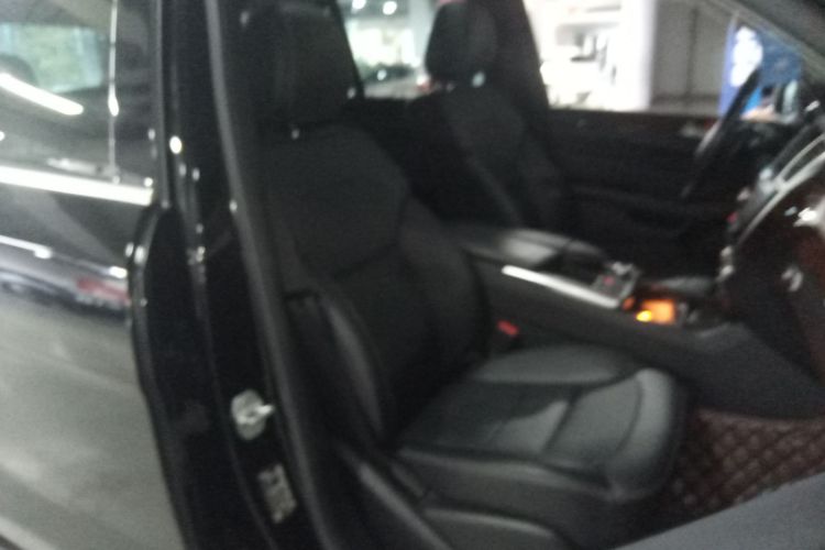 Mercedes-Benz M Class 2015 car image #28