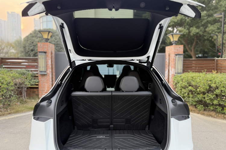 特斯拉 Model Y L 2025 汽车图片 #28