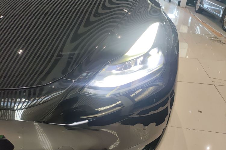 Tesla Model Y 2023 car image #28