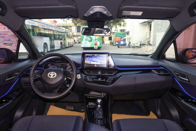 Toyota C-HR 2018 car image #28