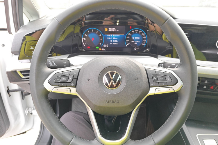Volkswagen Golf 2023 car image #28