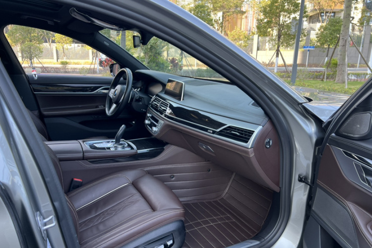 BMW 7 Series 2020 immagine di auto #28