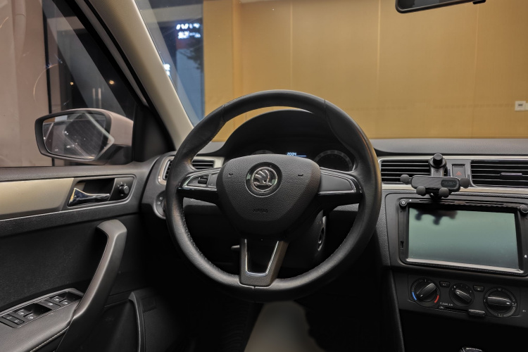 Skoda Rapid Spaceback 2019 car image #28