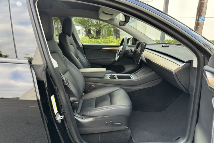Tesla Model Y 2021 car image #28