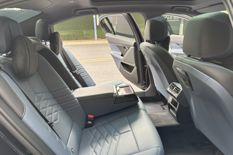 BMW i5 2024 car image #28