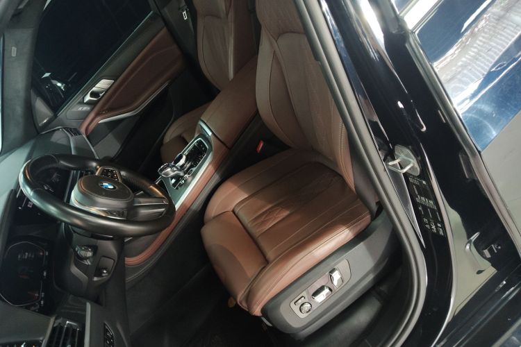 BMW X7 2020 car image #28