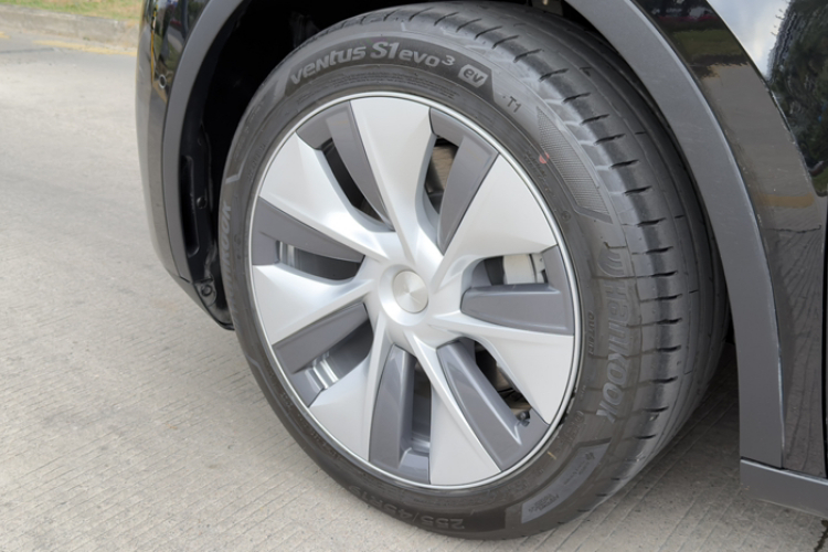Tesla Model Y 2023 car image #28