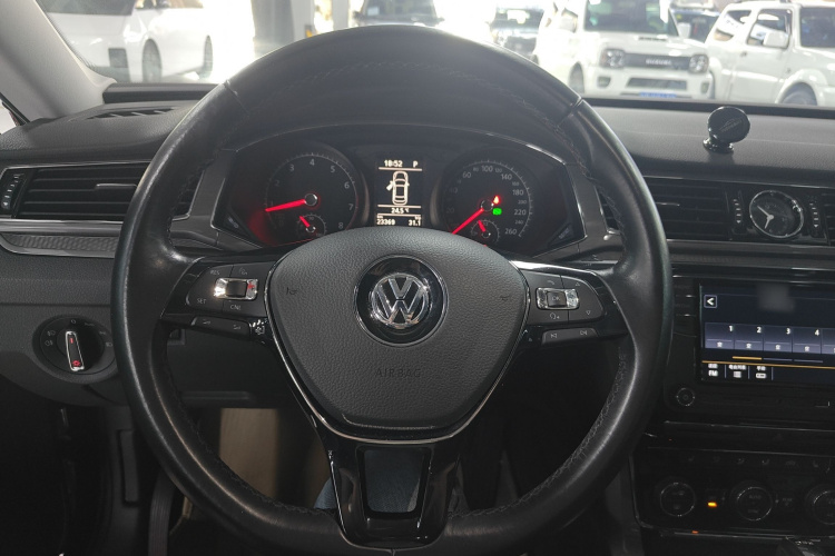 Volkswagen Passat 2018 car image #28