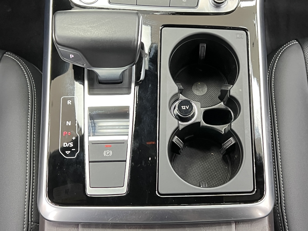 Audi RS Q8 2020 car image #28