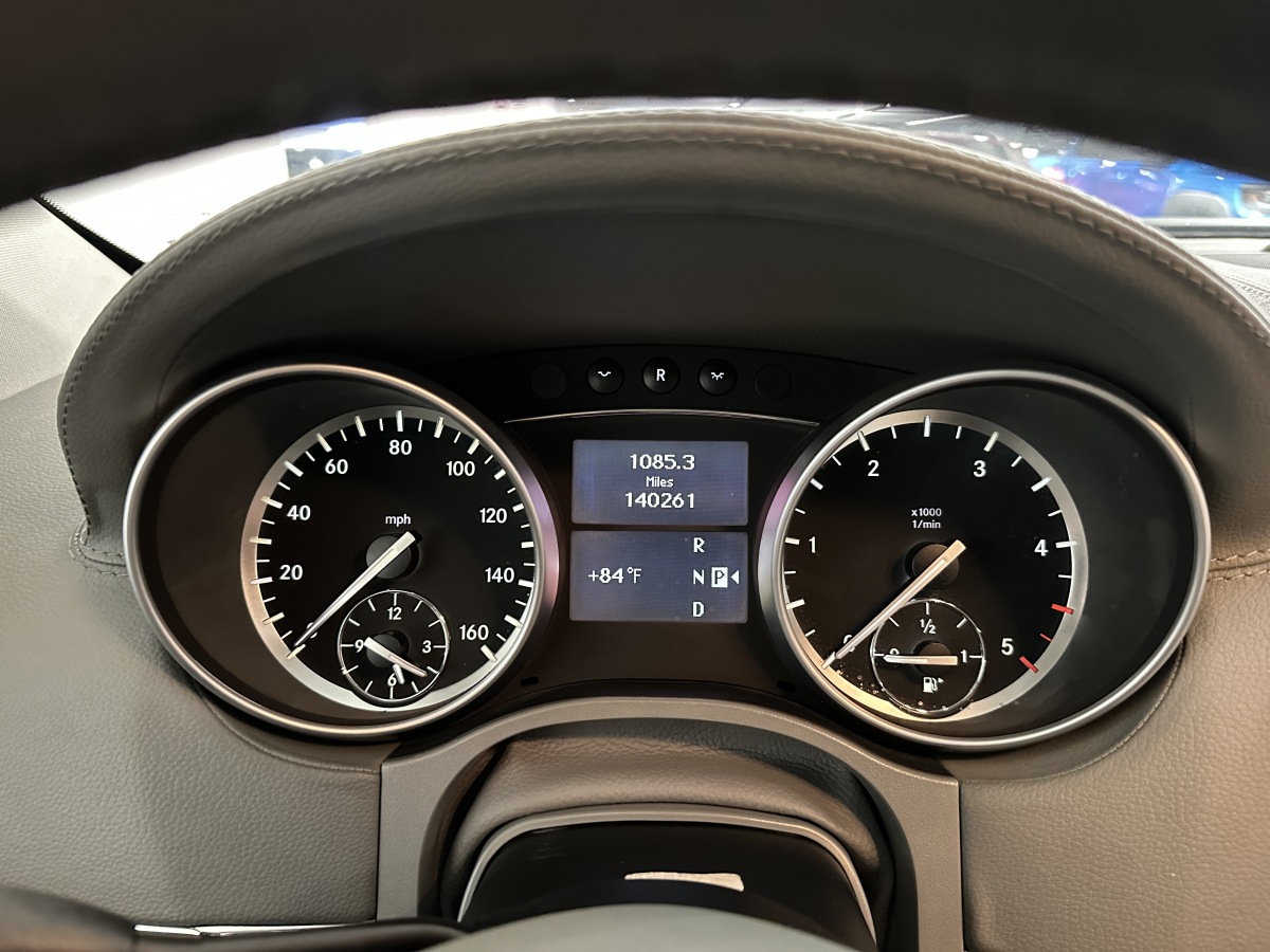 Mercedes-Benz GL Class 2010 car image #28