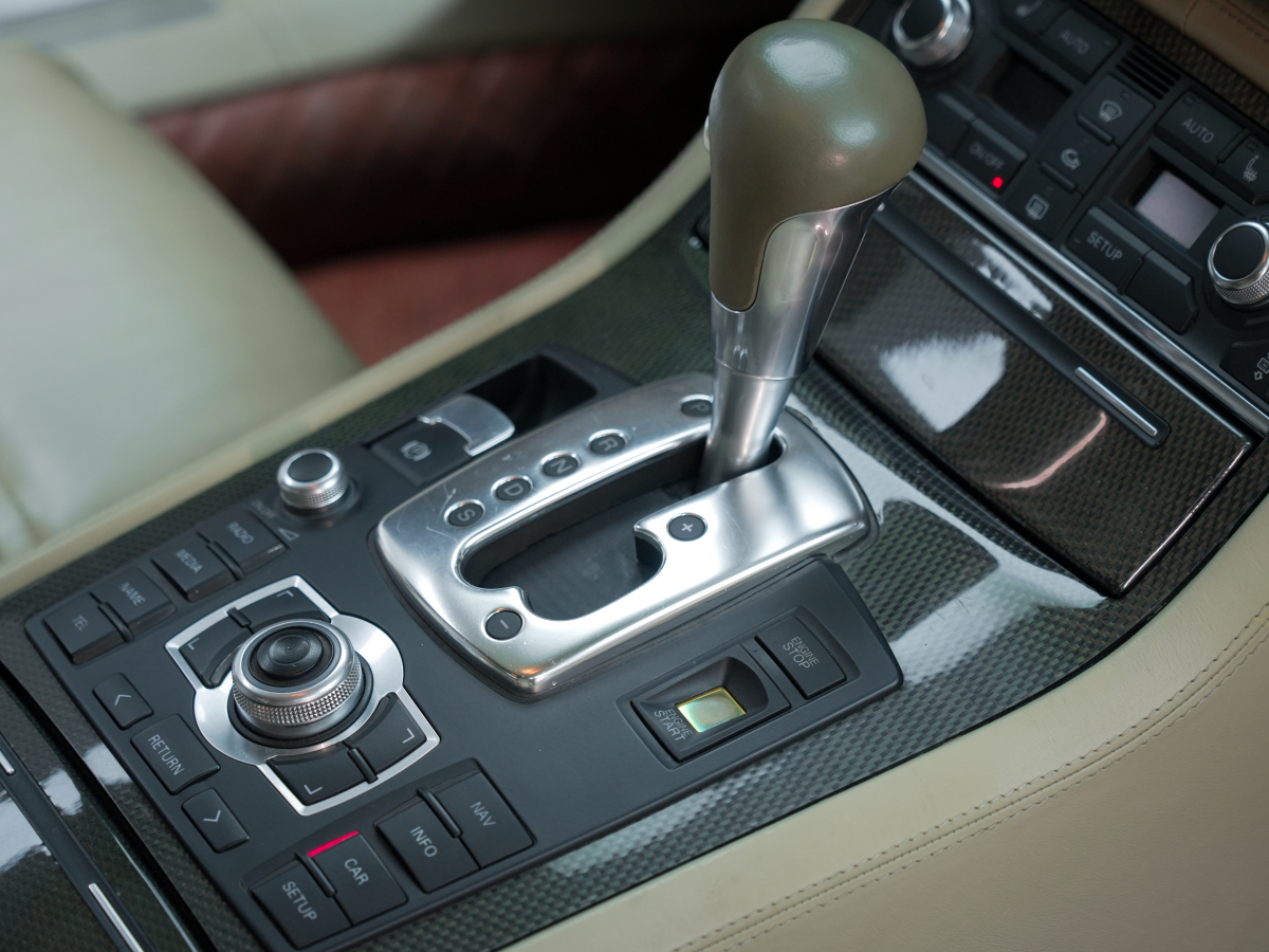 Audi S8 2009 car image #28