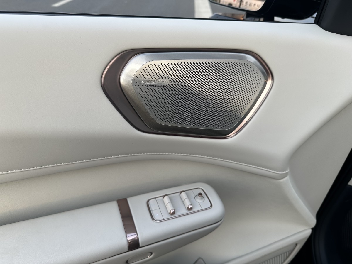 Lynk & Co 900 2025 car image #28