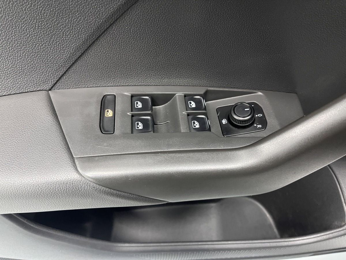 Volkswagen T-Cross 2019 car image #28