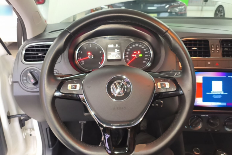 Volkswagen Polo 2017 car image #11