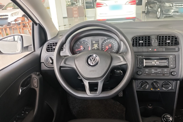 Volkswagen Polo 2015 car image #11