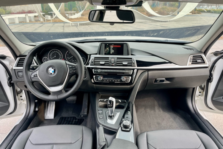 BMW 3 Series 2017 #9 BMW 3 Series 2017 car image #9