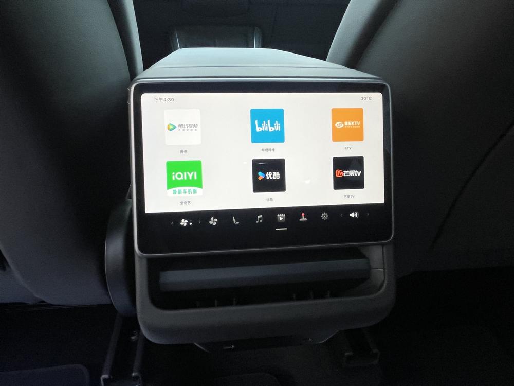 Tesla Model Y 2025 car image #9