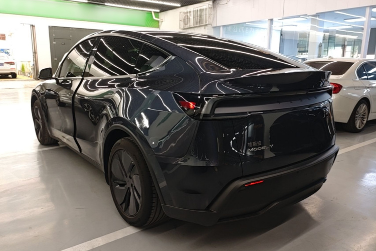 Tesla Model Y 2025 #5 Tesla Model Y 2025 car image #5