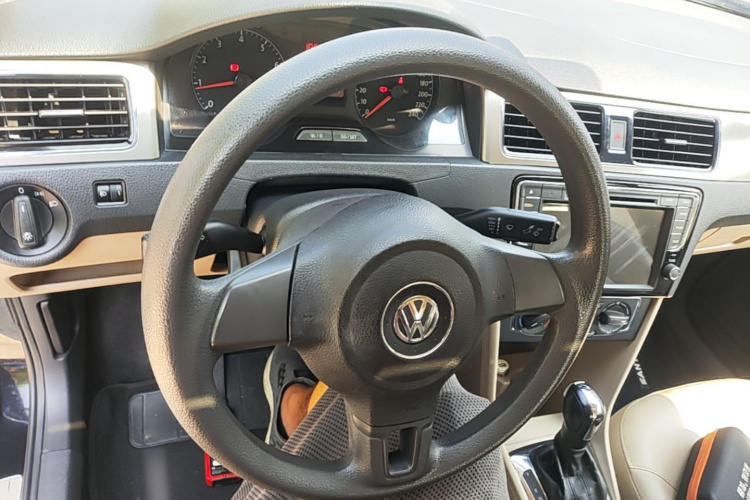 Volkswagen Santana 2015 car image #12