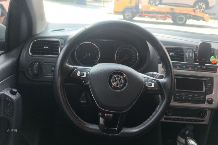 Volkswagen Polo 2015 car image #12