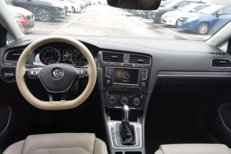Volkswagen Golf 2017 car image #10
