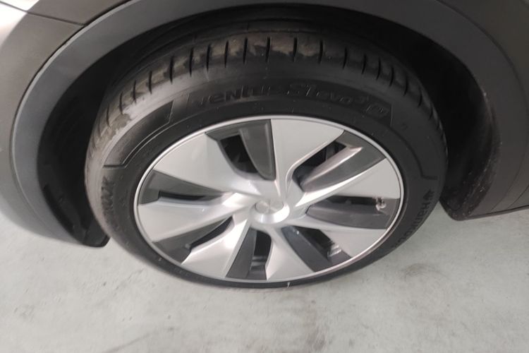 Tesla Model Y 2022 car image #9