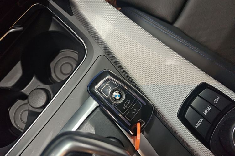 BMW 3 Series 2018 car image #9